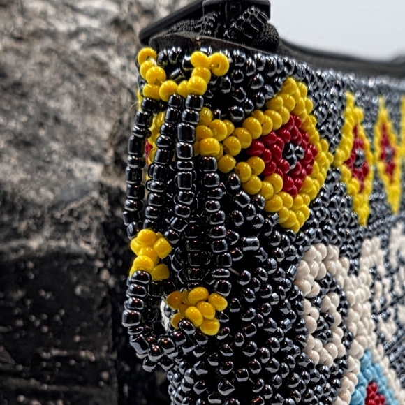 Handbeaded Blue White Yellow Diamonds Native American Zip Closure Medium Clutch - Picture 3 of 10